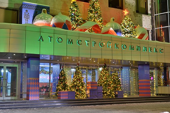 На стройплощадке «Атомстройкомплекса» в Екатеринбурге украсили гирляндами восьмиметровую ель На стройплощадке «Атомстройкомплекса» в Екатеринбурге украсили гирляндами восьмиметровую ель