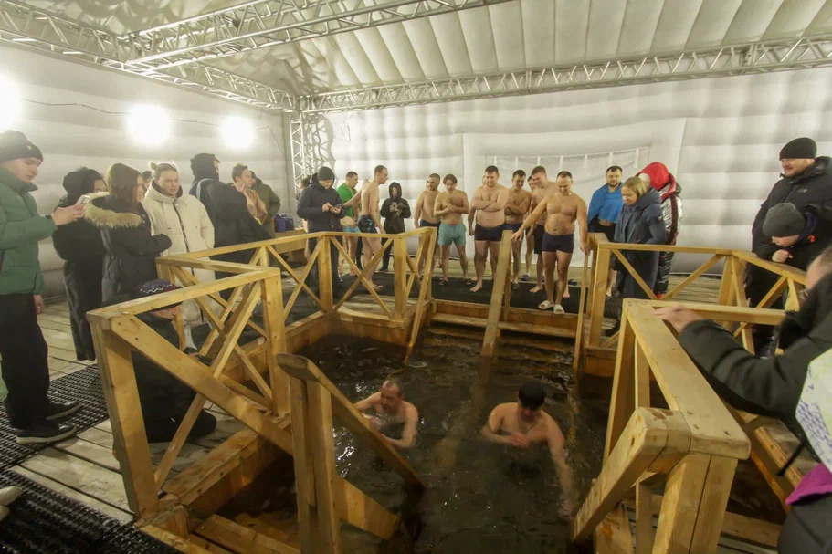 Сотни верующих Екатеринбурга окунулись в крещенскую иордань в Академическом районе Сотни верующих Екатеринбурга окунулись в крещенскую иордань в Академическом районе