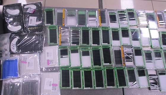 Таможенники в аэропорту Кольцово пресекли нелегальный ввоз 4 кг ресниц для наращивания Таможенники в аэропорту Кольцово пресекли нелегальный ввоз 4 кг ресниц для наращивания