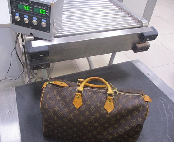 Кольцовские таможенники оштрафовали женщину с двойным гражданством за недекларированный ввоз брендовых товаров на сумму 11 млн рублей Кольцовские таможенники оштрафовали женщину с двойным гражданством за недекларированный ввоз брендовых товаров на сумму 11 млн рублей