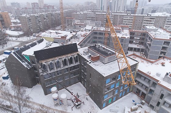 Специалисты «Атомстройкомплекса» приступили к монтажу кровли спортзала школы на улице Советской в Екатеринбурге