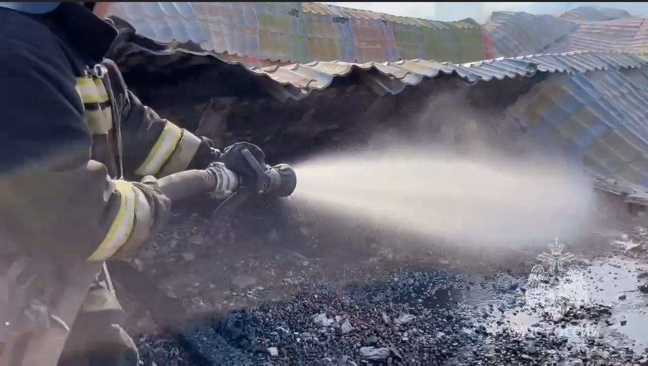 В Екатеринбурге сотрудники МЧС ликвидировали открытое горение на автосервисе