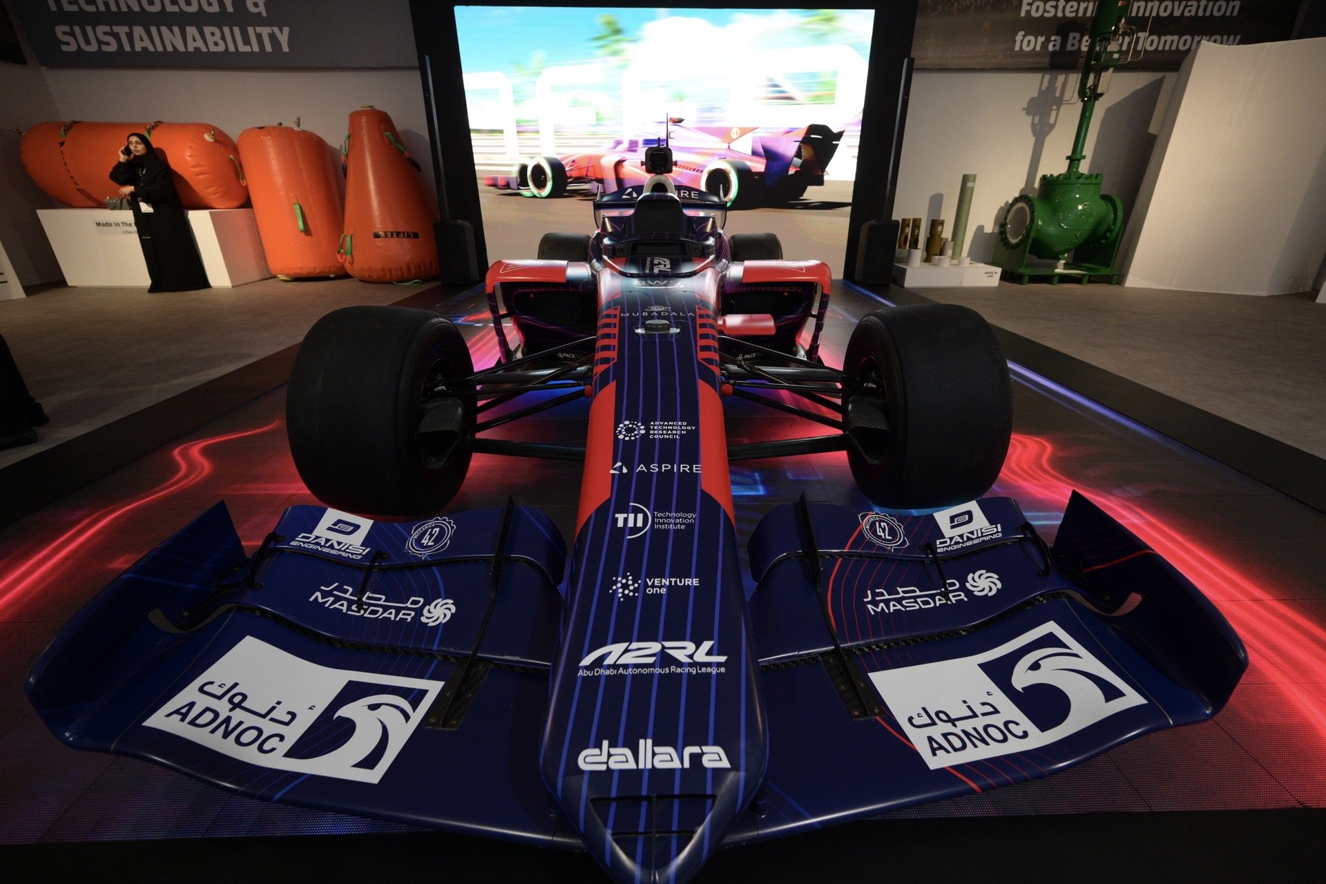 Свердловский губернатор Евгений Куйвашев на выставке в Абу-Даби ознакомился с продукцией 44 промышленных производств ОАЭ