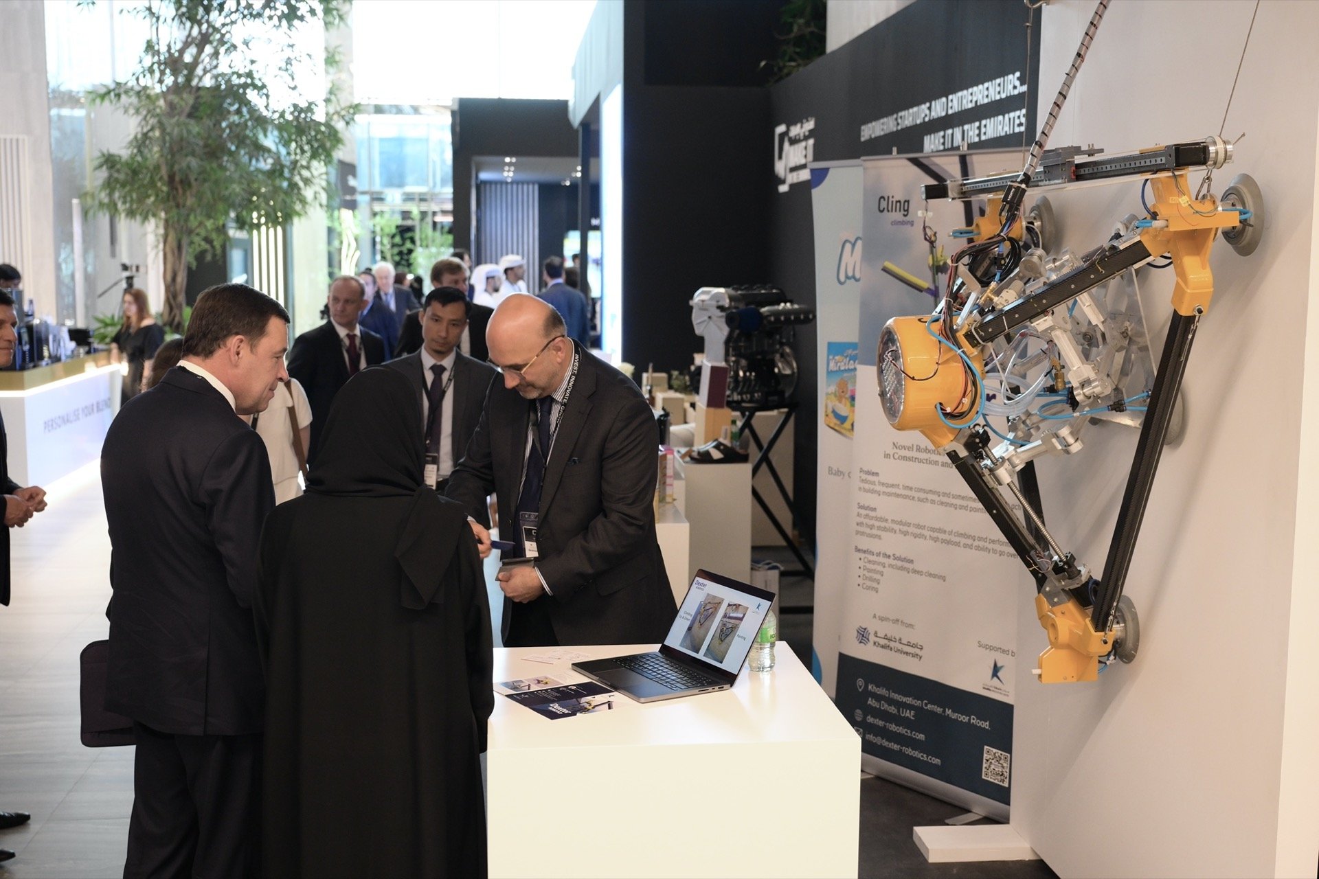 Свердловский губернатор Евгений Куйвашев на выставке в Абу-Даби ознакомился с продукцией 44 промышленных производств ОАЭ