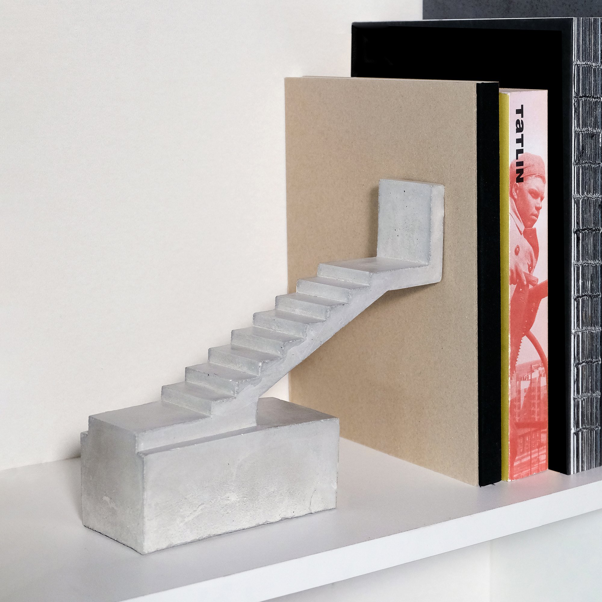 Арт-объект художника Эдуарда Кубенского «Трибуна поэта» в Екатеринбурге стал сувениром в виде бетонного упора для книг Арт-объект художника Эдуарда Кубенского «Трибуна поэта» в Екатеринбурге стал сувениром в виде бетонного упора для книг