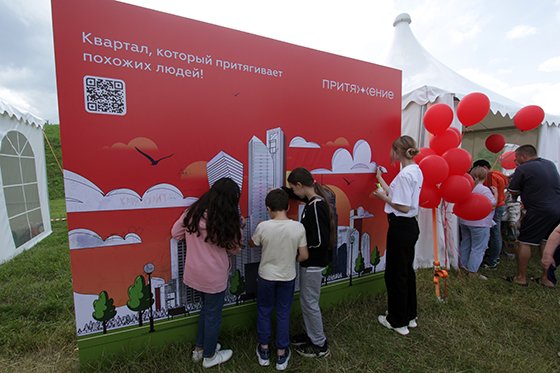 Академический поздравил строителей