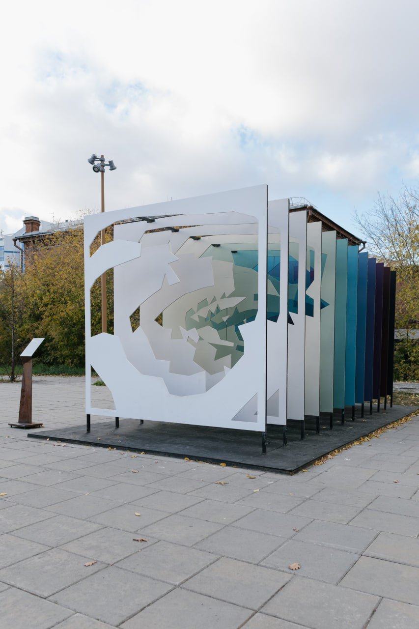 Команда паблик-арт-программы «ЧО» и компании düfa восстановила скульптуру «Точка зрения» в Екатеринбурге Команда паблик-арт-программы «ЧО» и компании düfa восстановила скульптуру «Точка зрения» в Екатеринбурге