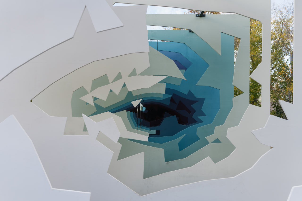 Команда паблик-арт-программы «ЧО» и компании düfa восстановила скульптуру «Точка зрения» в Екатеринбурге Команда паблик-арт-программы «ЧО» и компании düfa восстановила скульптуру «Точка зрения» в Екатеринбурге