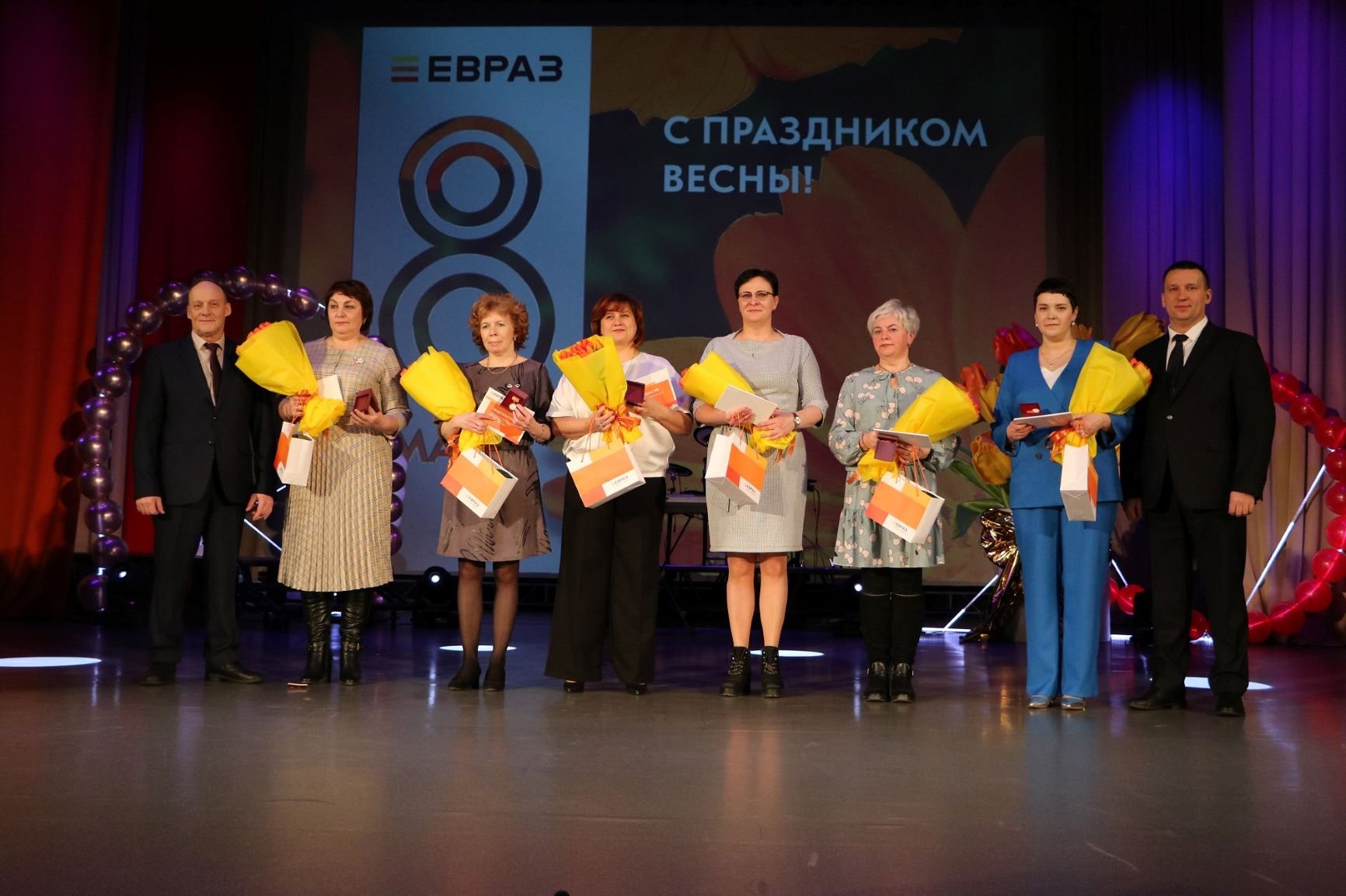 На уральских предприятиях ЕВРАЗа наградили лучших женщин-металлургов и горняков