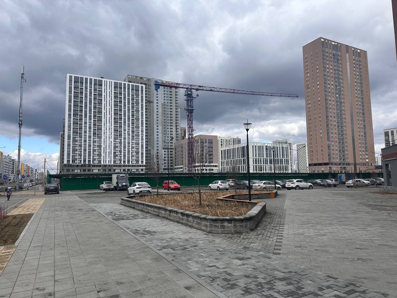 В квартале «Олимпика» Академического района Екатеринбурга началось строительство восьмиэтажного наземного паркинга на 499 машиномест