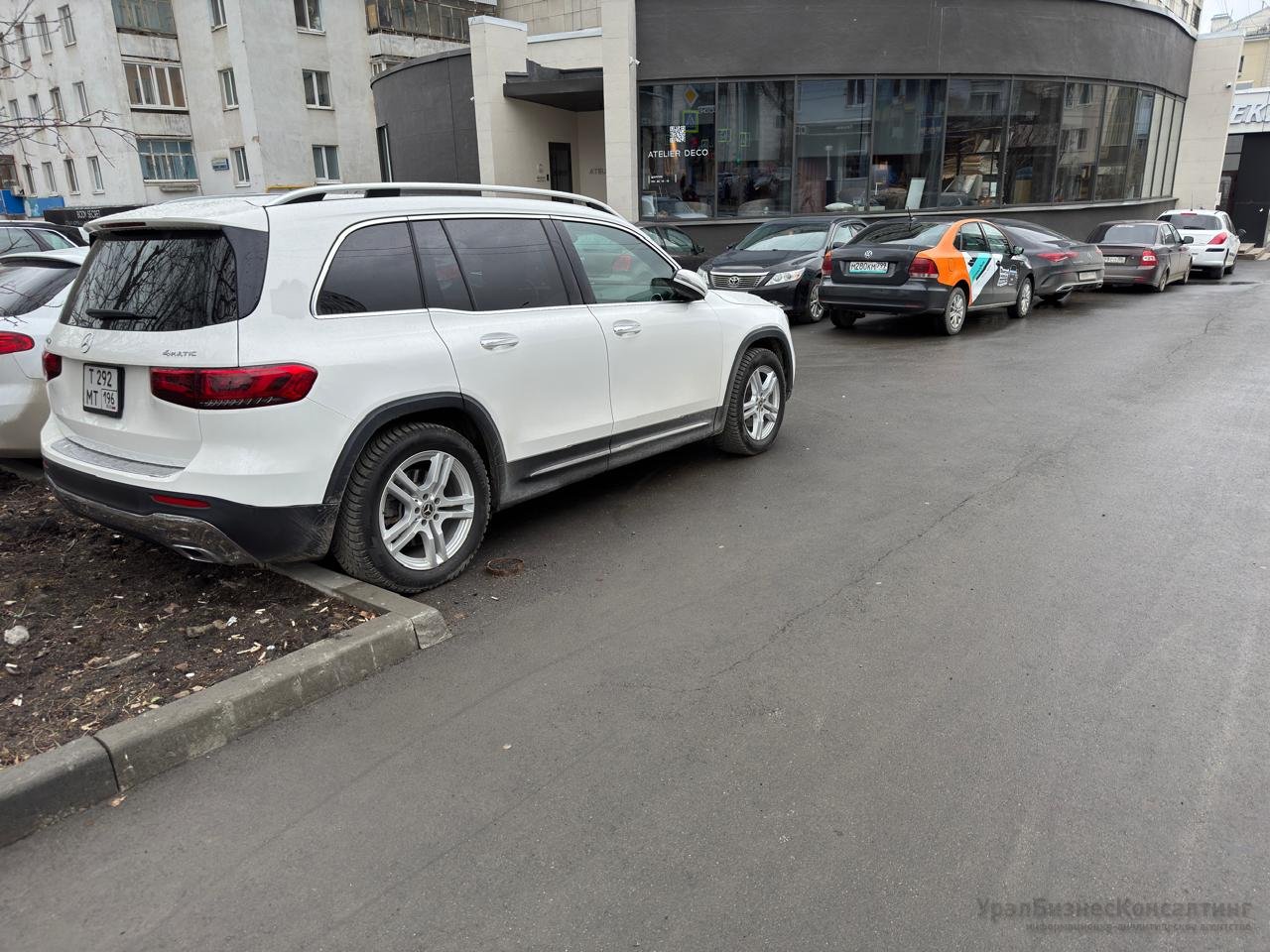 В Екатеринбурге каршеринговые автомобили «Делимобиль» паркуются на тротуарах