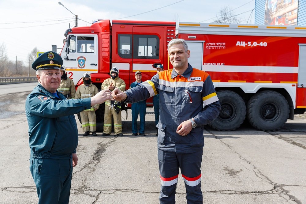 ЕВРАЗ ЗСМК приобрел для пожарной части уникальную автоцистерну с пенообразователем