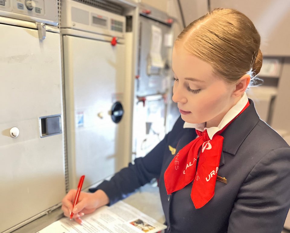 Борт «Уральских авиалиний» стал площадкой для проведения «Диктанта Победы»