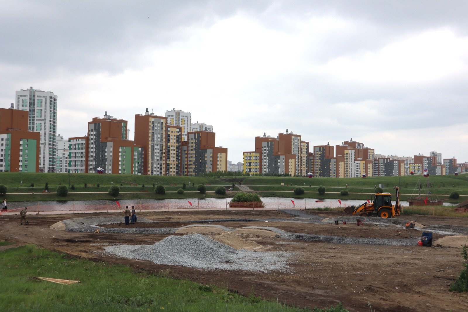 В Преображенском парке Академического района Екатеринбурга началось строительство скейт-парка