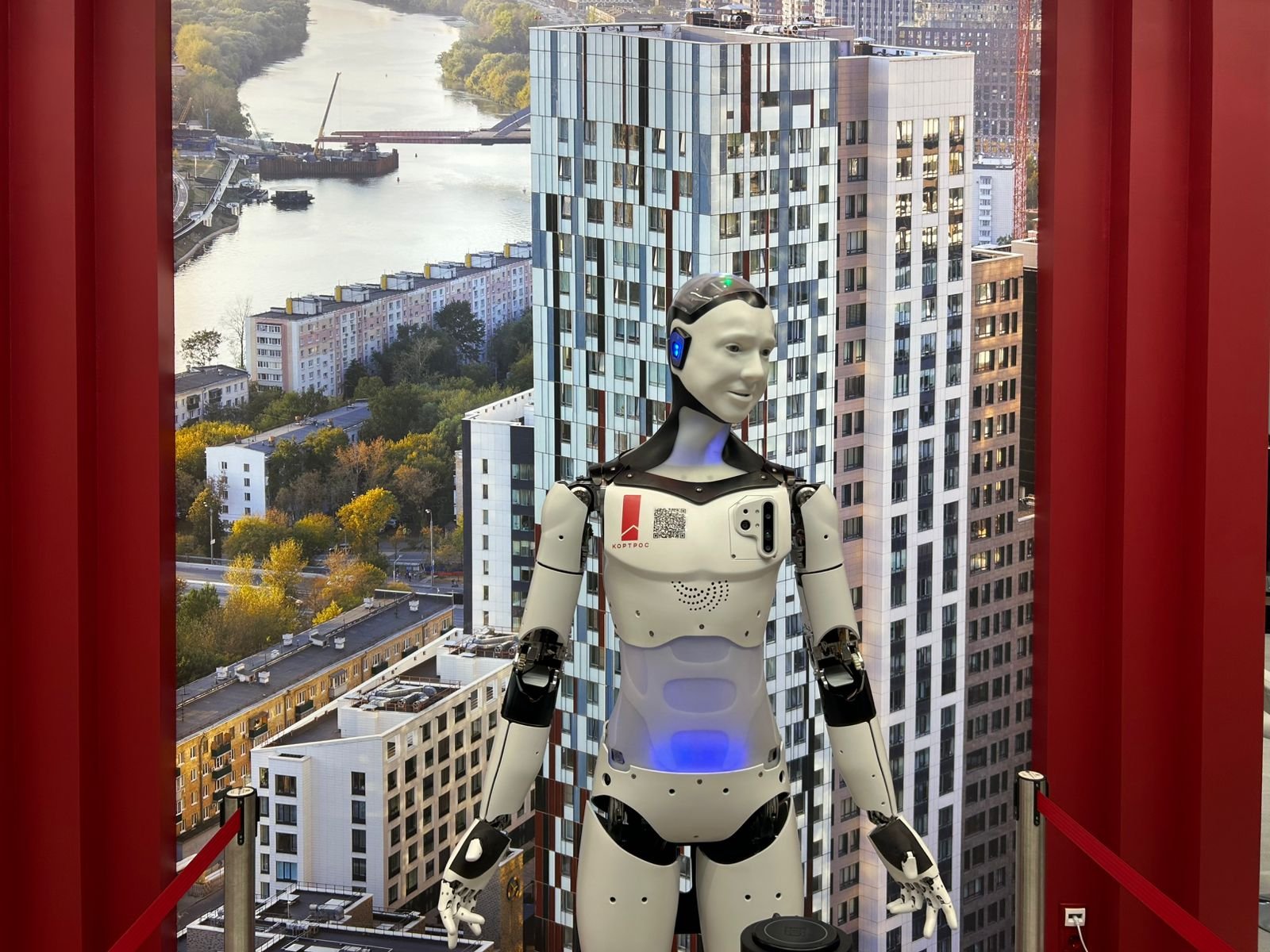 ГК «КОРТРОС» презентовала на ИННОПРОМе новые проекты и первого в России робота-консьержа