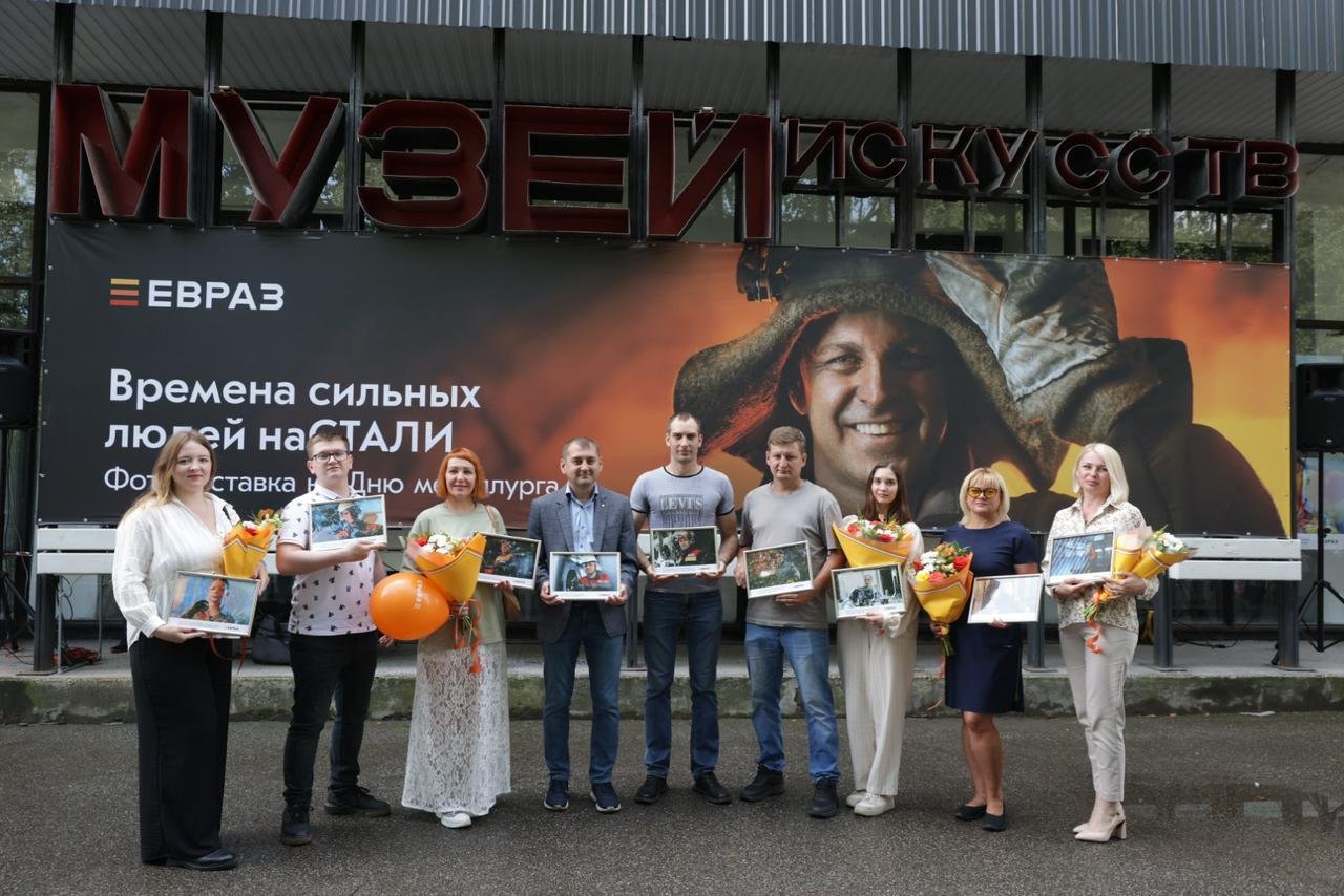 В Новокузнецке открылась фотовыставка с портретами сотрудников ЕВРАЗ ЗСМК В Новокузнецке открылась фотовыставка с портретами сотрудников ЕВРАЗ ЗСМК