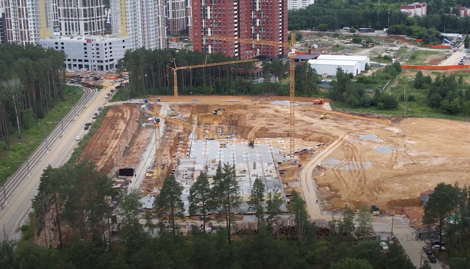 На стройплощадке гимназии «Арт-Этюд» в Екатеринбурге работают три башенных крана На стройплощадке гимназии «Арт-Этюд» в Екатеринбурге работают три башенных крана