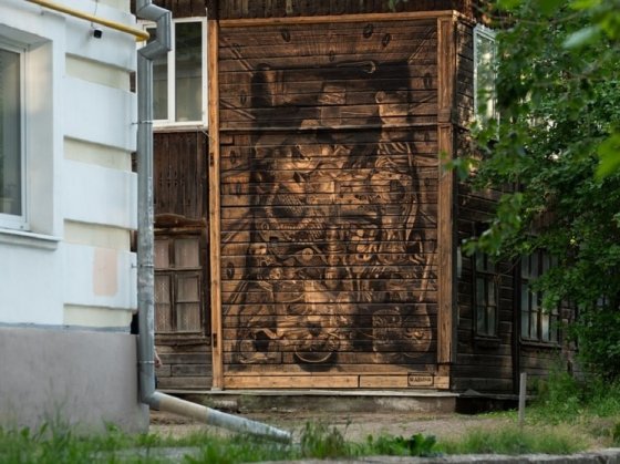В Екатеринбурге новый арт-объект украсил деревянный дом на Первомайской