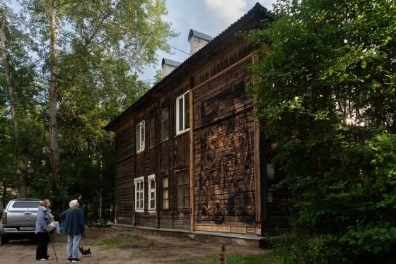 В Екатеринбурге новый арт-объект украсил деревянный дом на Первомайской