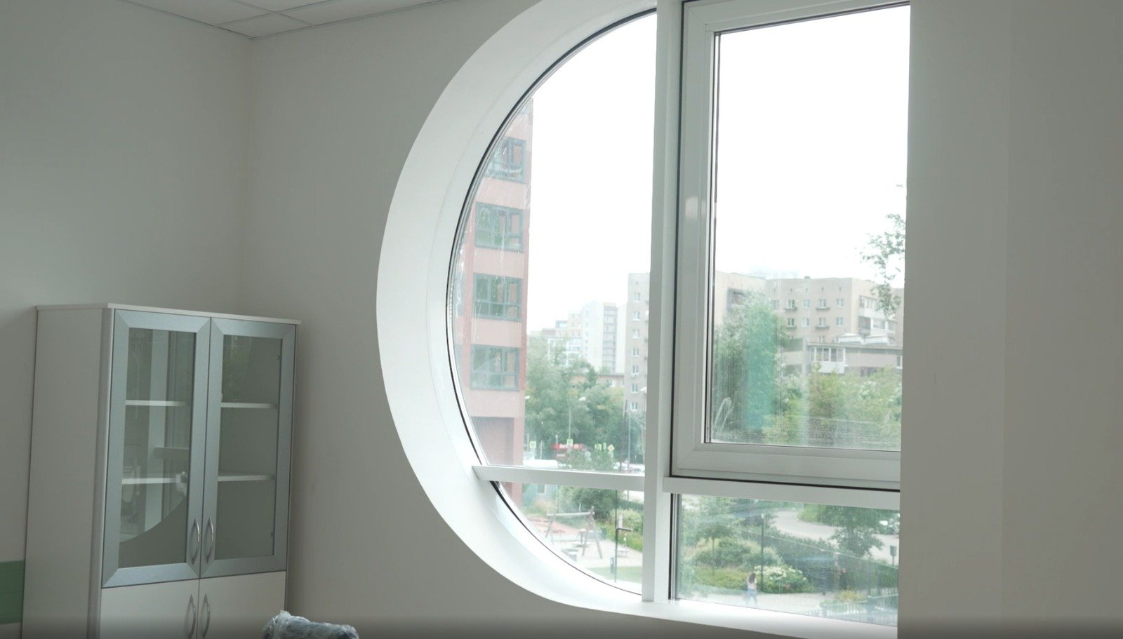 Интерьеры новой поликлиники ДГКБ № 9 на Готвальда расписали художники