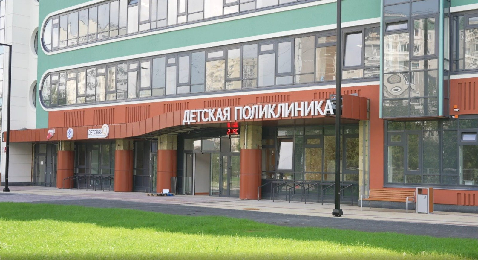 Интерьеры новой поликлиники ДГКБ № 9 на Готвальда расписали художники