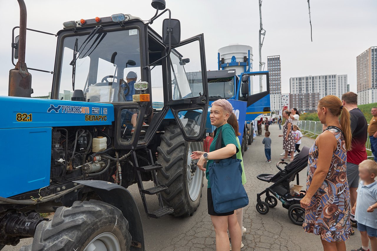 В Преображенском парке Академического района Екатеринбурга отпраздновали День строителя