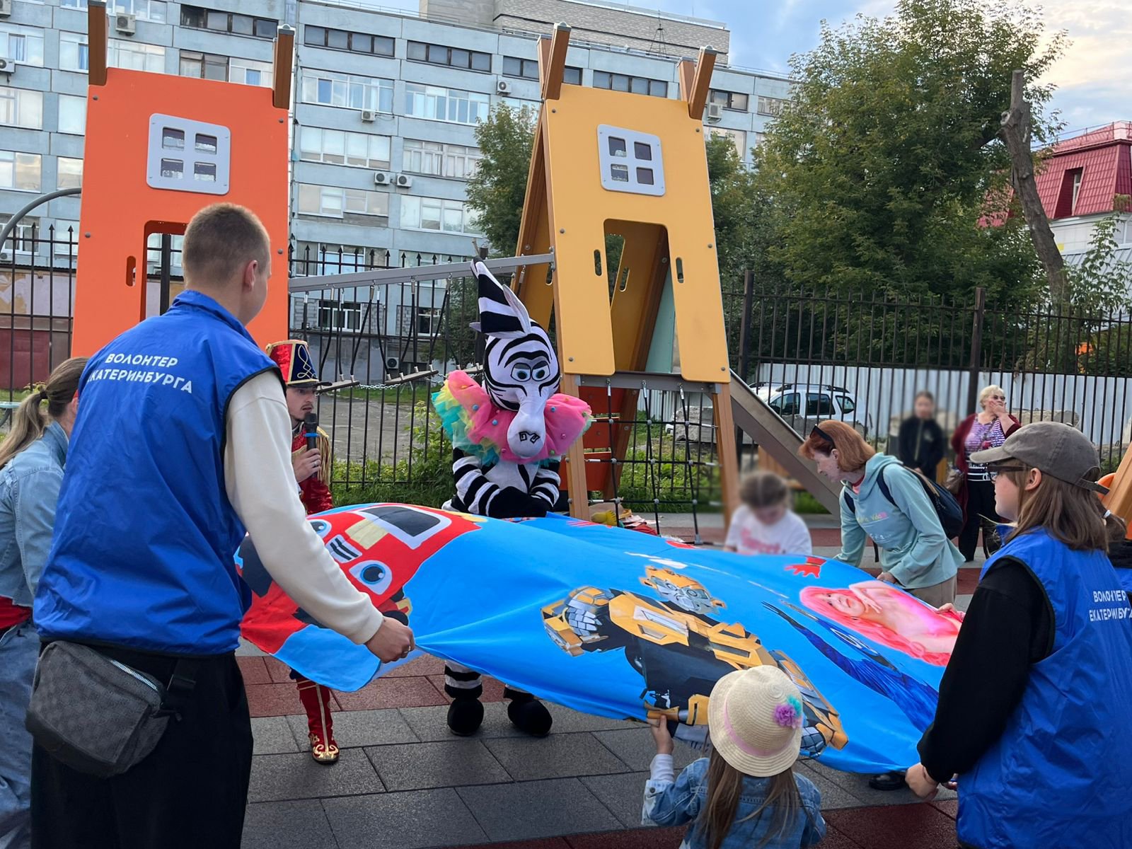 УК «Фонд Радомир» организовала праздник двора на улице Мамина-Сибиряка в Екатеринбурге