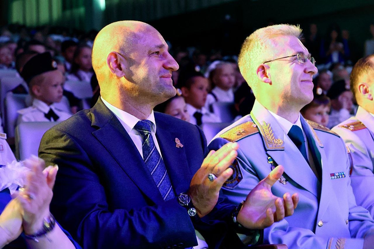 В Академическом районе Екатеринбурга прошли праздничные линейки в честь Дня Знаний В Академическом районе Екатеринбурга прошли праздничные линейки в честь Дня Знаний