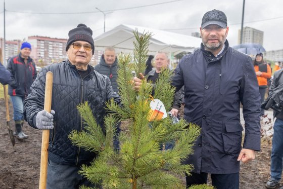 Сотрудники ЕВРАЗа и Роспотребнадзора высадили в Нижнем Тагиле деревья